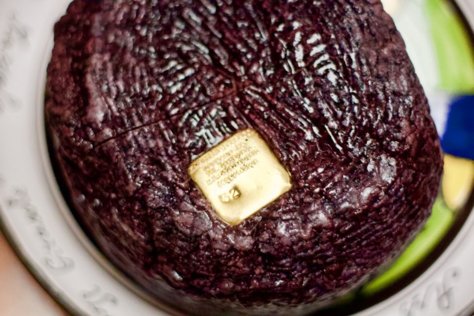 Primo Sale Siciliano. Da un progetto universitario, ho avuto modo, ieri sera, di assaporare in riunione, questo formaggio (in foto) a pasta morbida: "Primo Sale siciliano" (Santa Ninfa) al Nero d'Avola (Marsala). Consistenza e morbidezza nella norma, profumi morbidi di latte ovino (invernale), semplice e leggero retrogusto di vino rosso in assenza di amarognolo nel finale.
