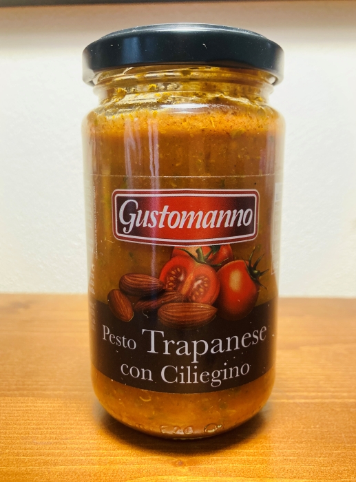 Pesto Trapanese con ciliegino Gustomanno, il Pesto alla Trapanese è una specialità tipica della Sicilia occidentale, preparata con pomodori freschi, mandorle, basilico, aglio, olio extravergine d’oliva e pecorino.